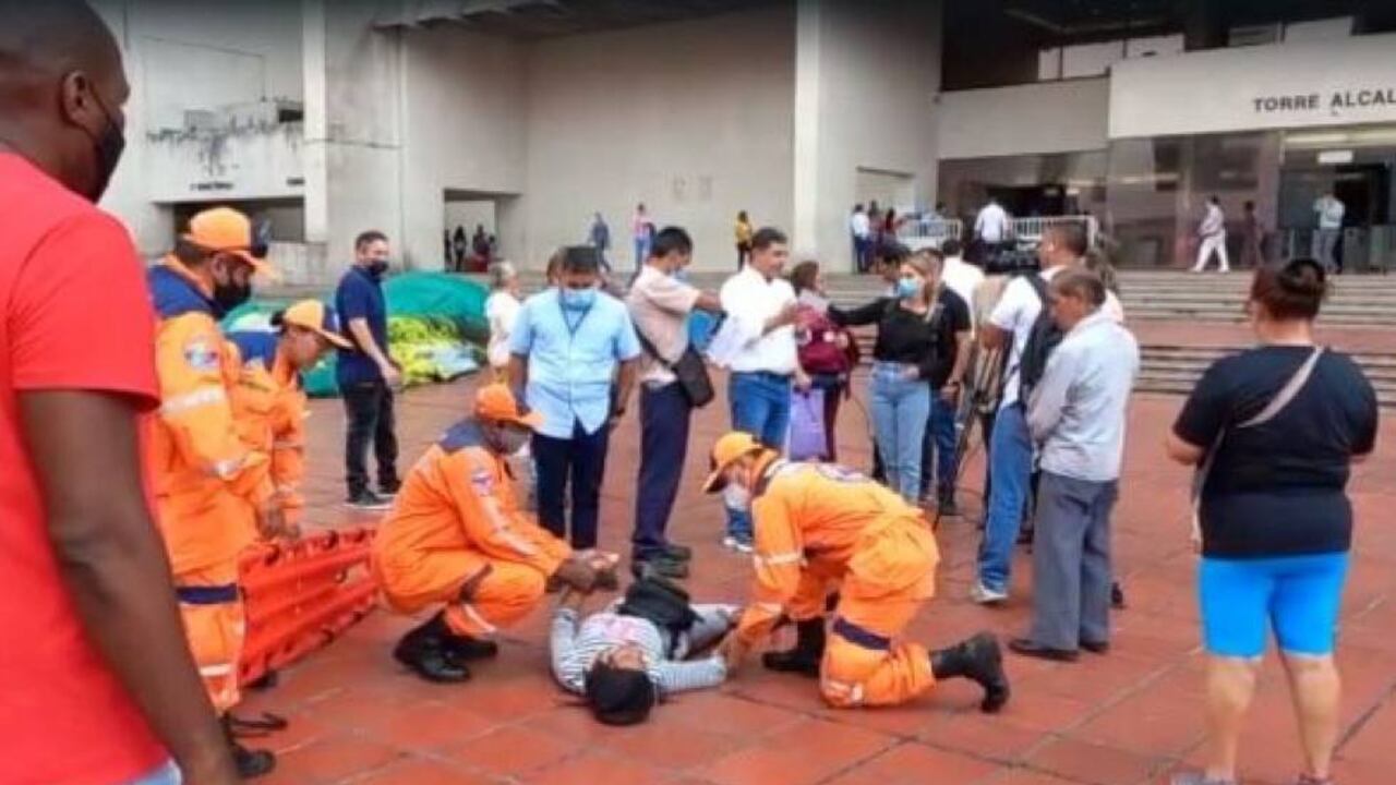 Polémica en Cali porque alcalde continuó dando entrevista ante supuesto desmayo de ciudadana