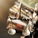 Señora justicia. Estatua de la Justicia, Themis, Justitia en biblioteca. Concepto de sistema de justicia