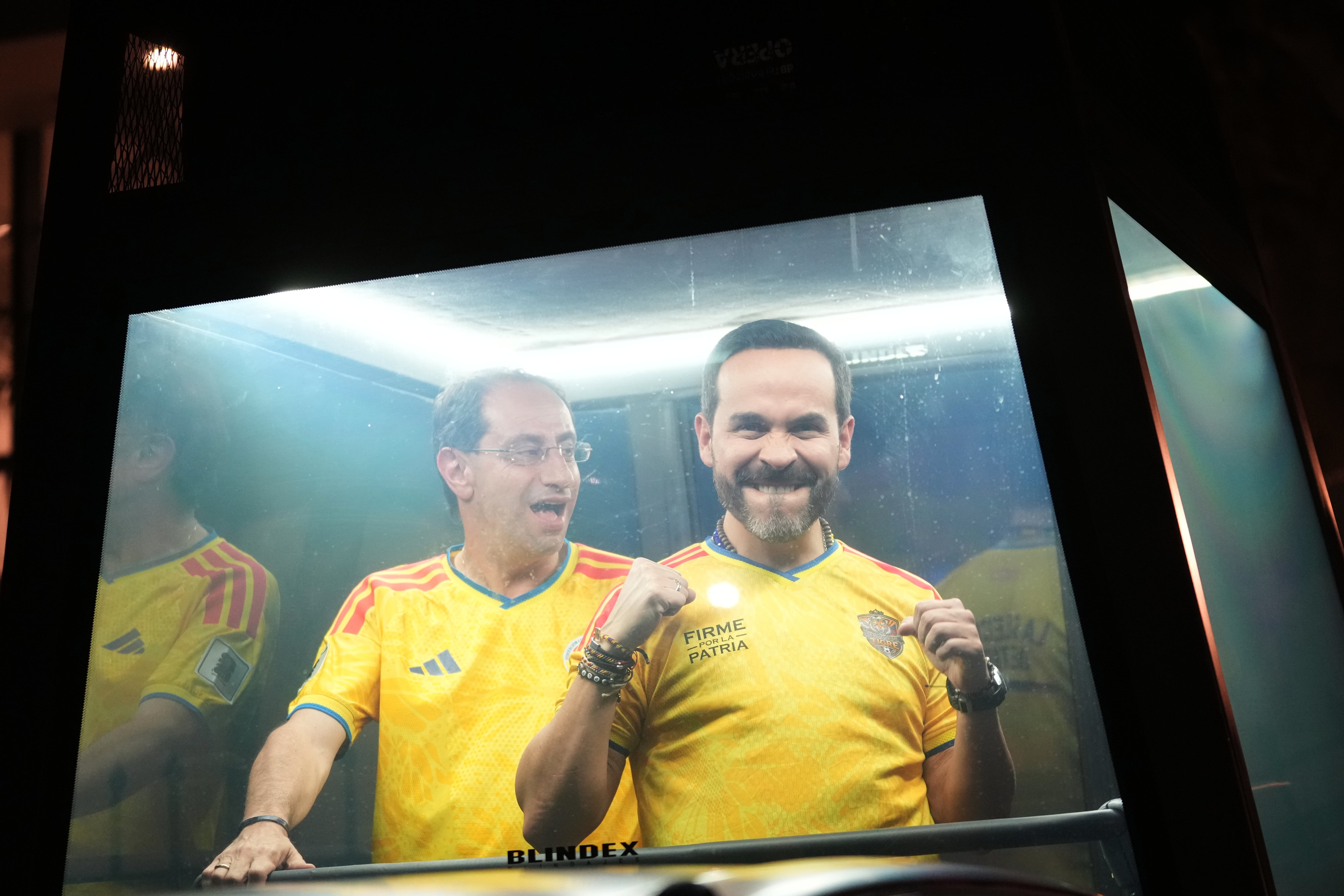 El candidato presidencial Abelardo de la Espriella, del movimiento opositor Defensores de la Patria, y su compañero de fórmula para la vicepresidencia, José Manuel Restrepo, viajan en una cabina blindada hacia un mitin de celebración tras conocerse los resultados electorales que lo mostraron a la cabeza en Barranquilla, Colombia, el domingo 21 de junio de 2026. (Foto AP/Rodrigo Abd