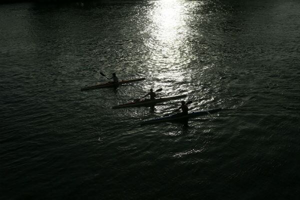 Estos egipcios reman en sus kayaks por el río Nilo, en el Cairo, durante la caída del sol. (AP)