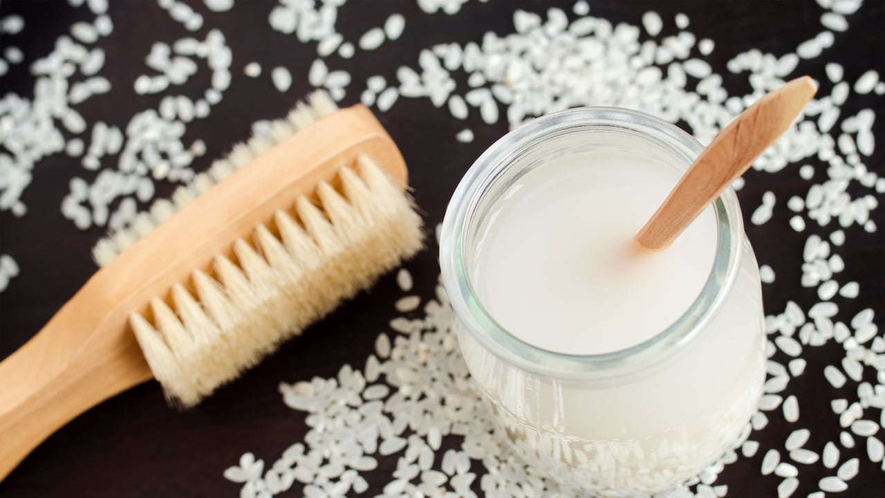 El agua de arroz es rico en vitaminas y minerales, favorables para el cabello.