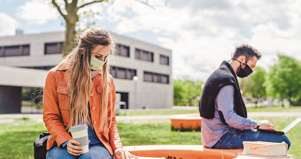 El número de estudiantes por salón tendría que disminuir hasta en 50%.