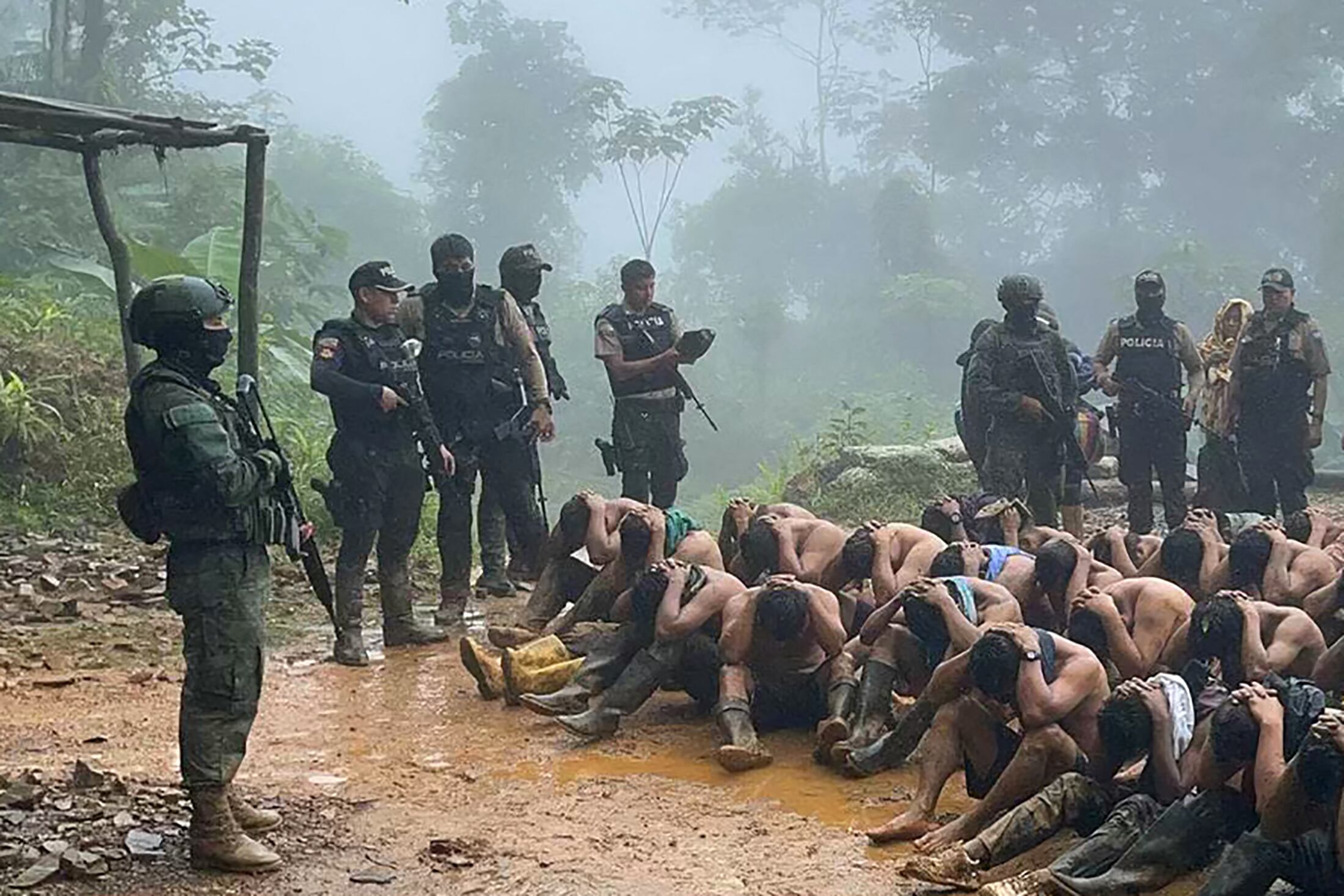 Las víctimas rescatadas incluyen a un menor y tres mujeres, y estaban retenidas por una banda llamada Los Lobos, una de las principales organizaciones de narcotráfico en Ecuador.