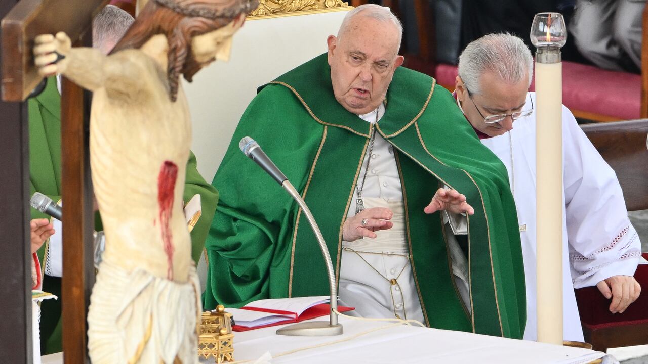 Al mediodía, el pontífice había dado las gracias al personal médico en su mensaje dominical del Ángelus. (Photo by Alberto PIZZOLI / AFP)