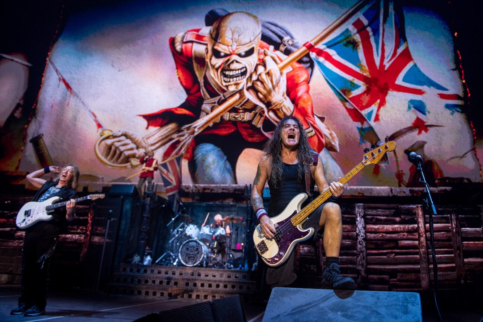 El fundador y pistón principal de Iron Maiden, Steve Harris, comandando con su bajo de cuatro cuerdas.