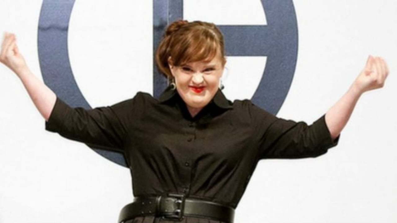 Brewer mostró un vestido negro ceñido al cuerpo de la diseñadora Carrie Hammer.