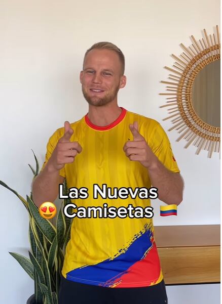 Influencer Dominic Wolf lanzó su propia línea de camisetas de Colombia.