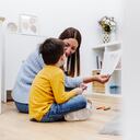 Terapeuta profesional en educación infantil hablando sobre la familia con un niño en un centro de apoyo familiar. Terapia mental para niños