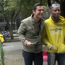 Juan Diego Alvira con Samuel Moreno, un empleado de la construcción.