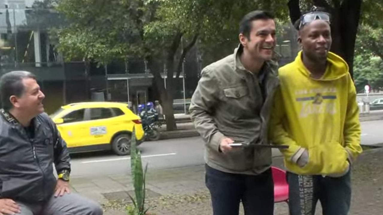 Juan Diego Alvira con Samuel Moreno, un empleado de la construcción.