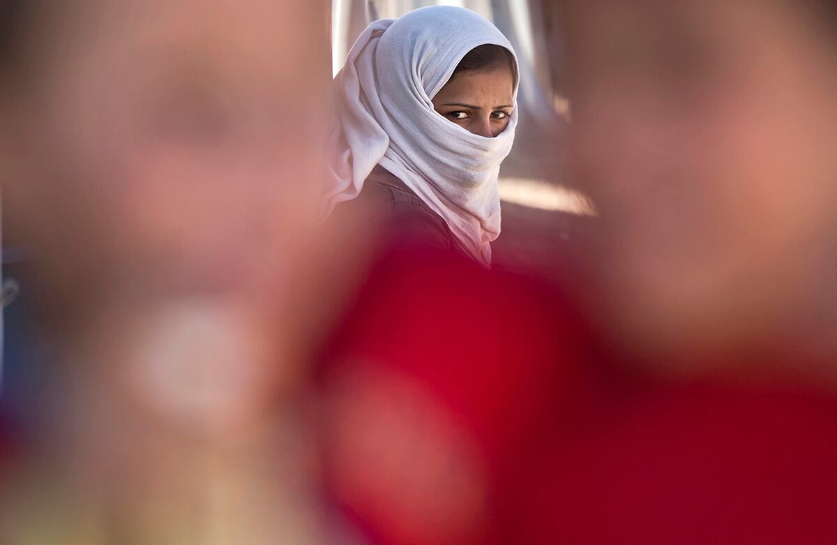 La ciudad de Kobani, en Siria, ha estado bajo ataque de extremistas islámicos desde mediados de septiembre. En la foto una de las refugiadas sirias, que tuvo que desplazarse a un campamento de refugiados en Suruc. (AP)