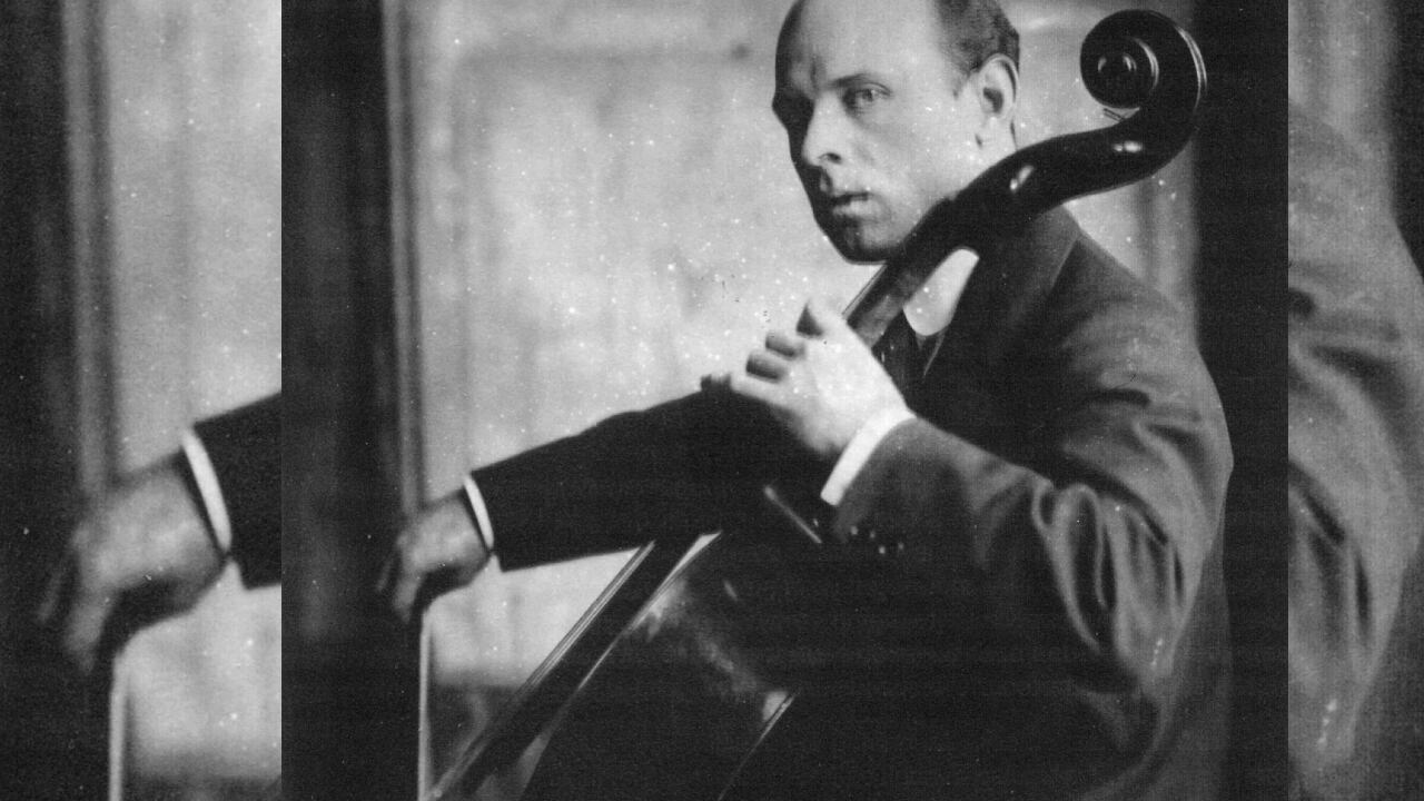 Pau Casals fotografiado por Ferdinand Schmutzer. Wikimedia Commons
