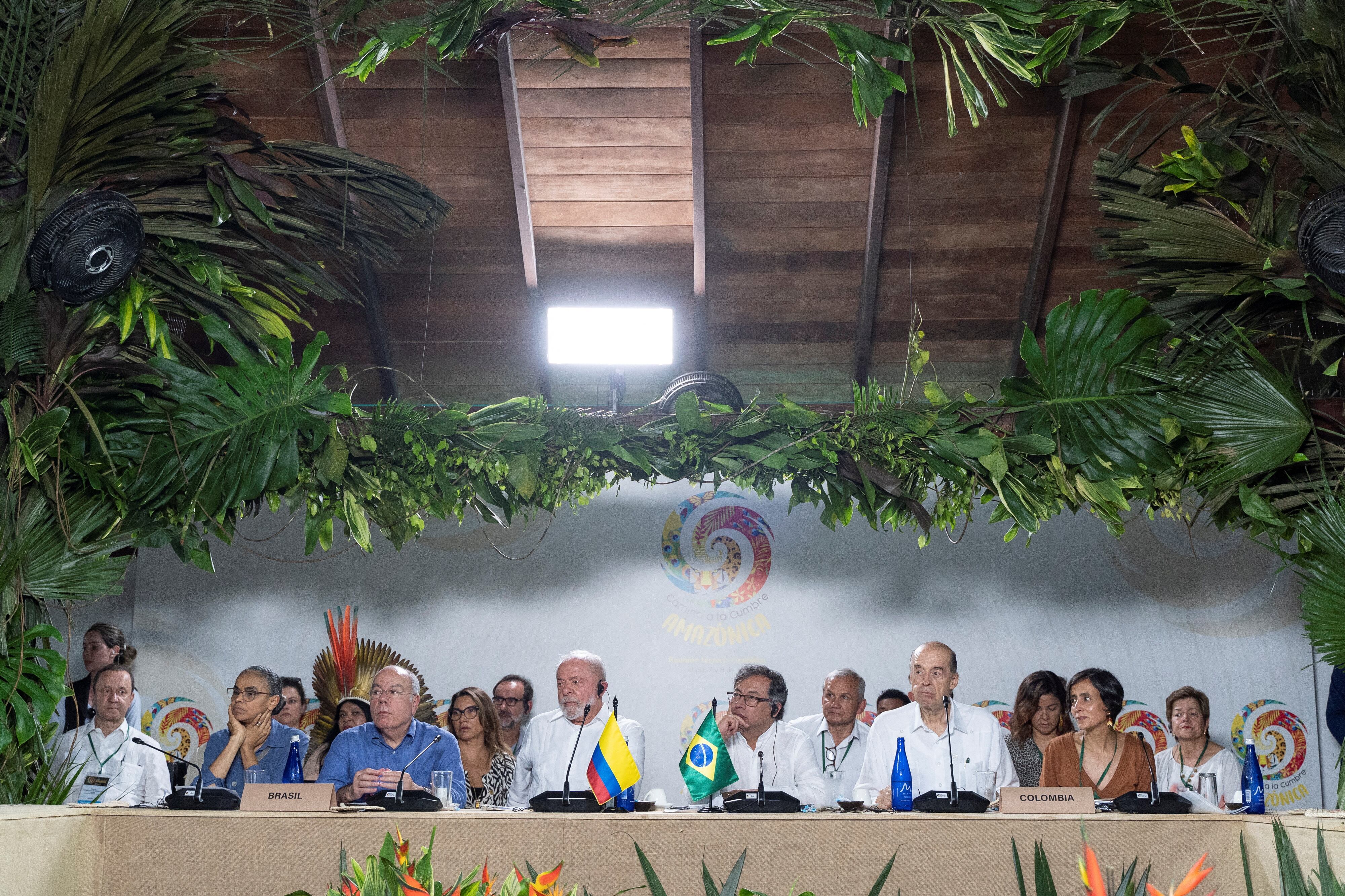 El presidente colombiano Gustavo Petro y el presidente brasileño Luiz Inacio Lula da Silva, acompañados por miembros de su gabinete de gobierno asisten al evento "Cumbre Camino a la Amazonía" en Leticia, Colombia, 8 de julio de 2023