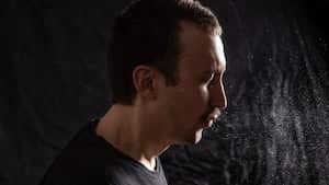 El coronavirus puede transmitirse a través de las gotas que una persona contagiada expulsa al hablar, toser o estornudar.