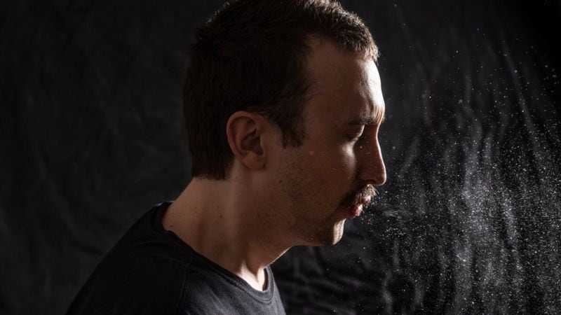 El coronavirus puede transmitirse a través de las gotas que una persona contagiada expulsa al hablar, toser o estornudar.