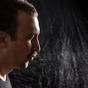 El coronavirus puede transmitirse a través de las gotas que una persona contagiada expulsa al hablar, toser o estornudar.