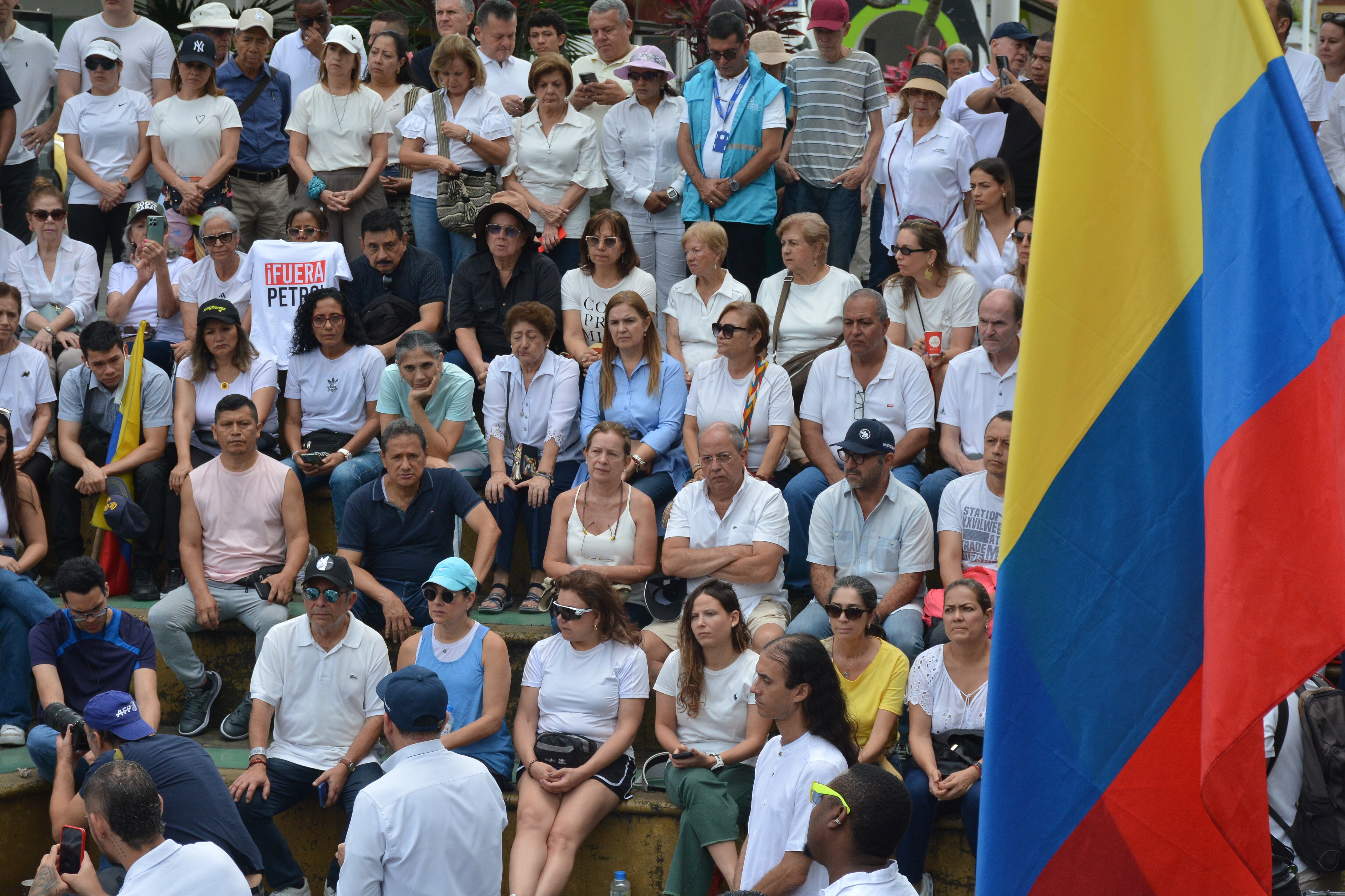 Con camisetas blancas, velas y banderas de Colombia, ciudadanos se reunieron en la Plazoleta Jairo Varela para rechazar el atentado que sufrió el precandidato presidencial Miguel Uribe. Organizaciones civiles piden garantías para el proceso electoral de cara a los comicios de 2026. Foto Jorge Orozco/El País.