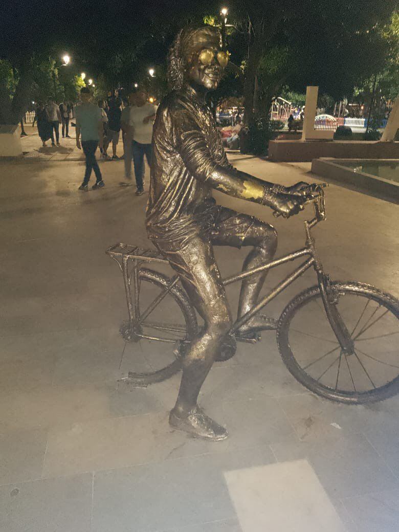 Así quedó la estatua de Carlos Vives