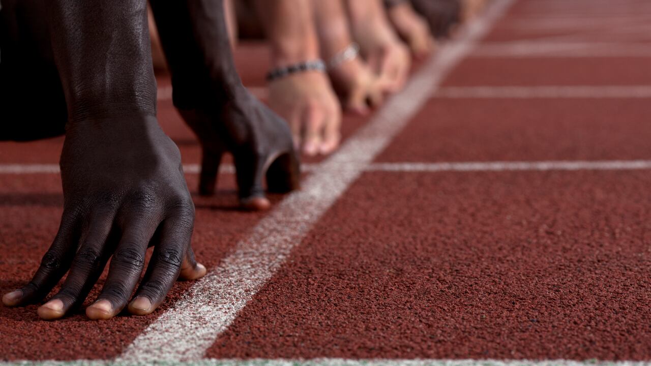 Velocistas de pista alineados en la línea de salida