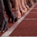 Velocistas de pista alineados en la línea de salida