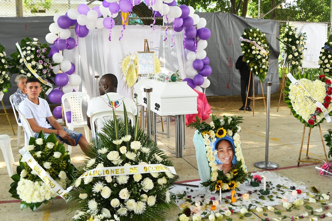 Las lágrimas, la incertidumbre y el dolor se apoderan de lugar. Seres queridos de Michel Dayana la despiden con flores, velas y oraciones.