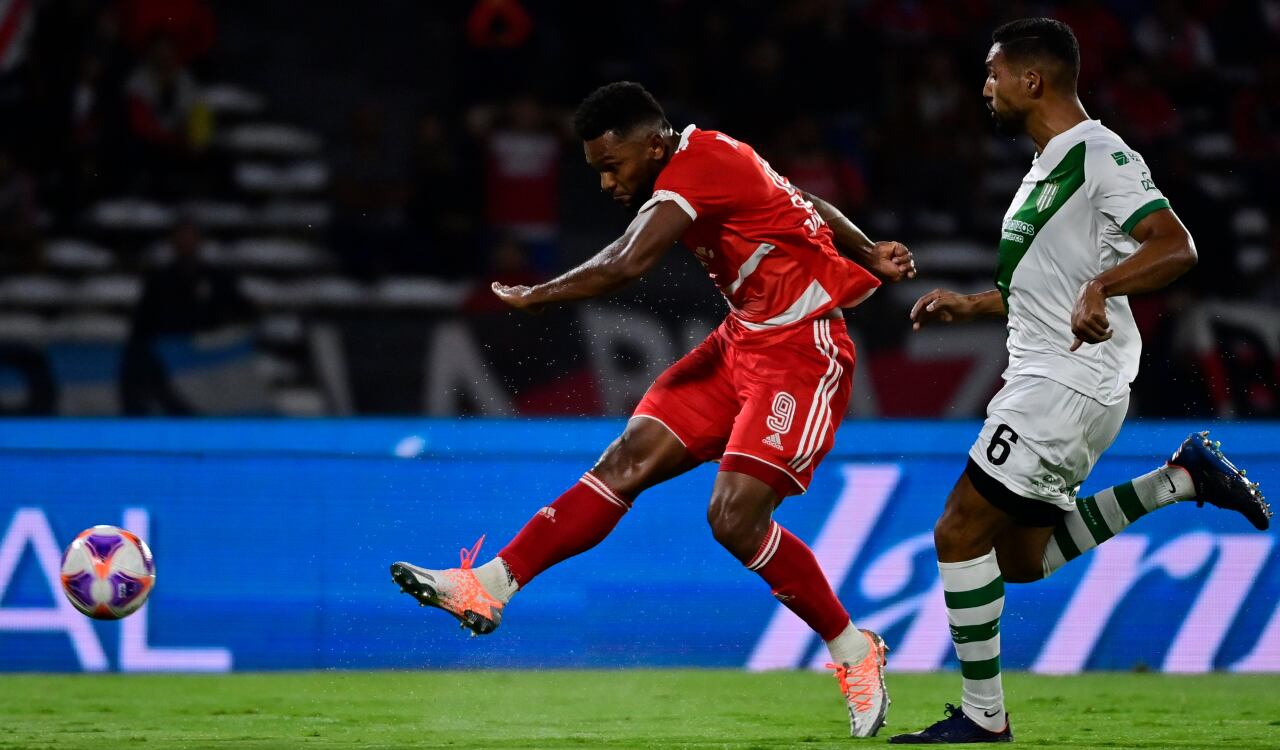 Miguel Ángel Borja clavó en el ángulo el gol de la clasificación para River Plate.