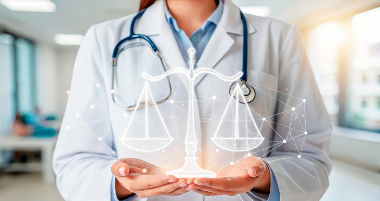 Mediante el Decreto 0858 se introducen al sistema elementos de la fallida reforma a la salud relacionados con el modelo de atención, la creación de las Redes Integrales e Integradas de Salud, la reorganización de la operación de las EPS y la territorialización.