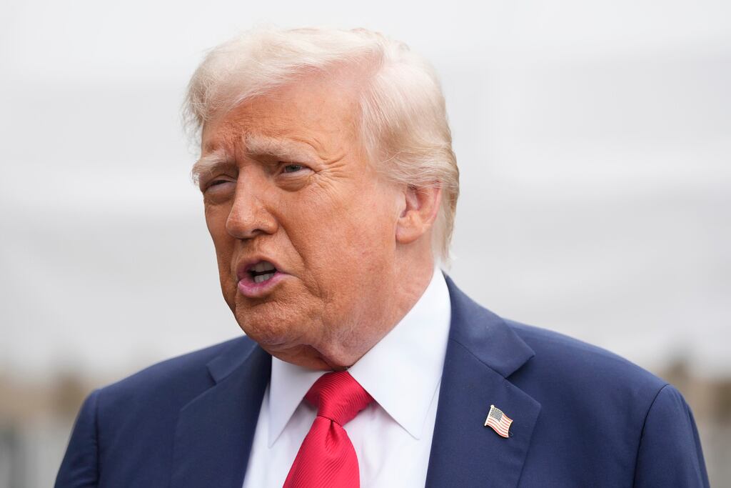 El presidente Donald Trump habla con los medios de comunicación en el Jardín Sur de la Casa Blanca antes de abordar el Marine One rumbo a la Base Conjunta Andrews, Maryland, el domingo 21 de septiembre de 2025 en Washington. (Foto AP/Mark Schiefelbein)