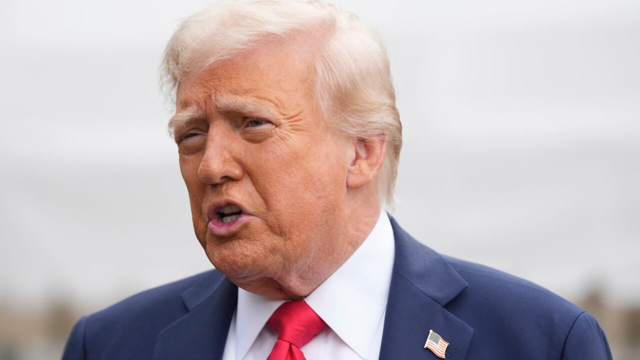 El presidente Donald Trump habla con los medios de comunicación en el Jardín Sur de la Casa Blanca.