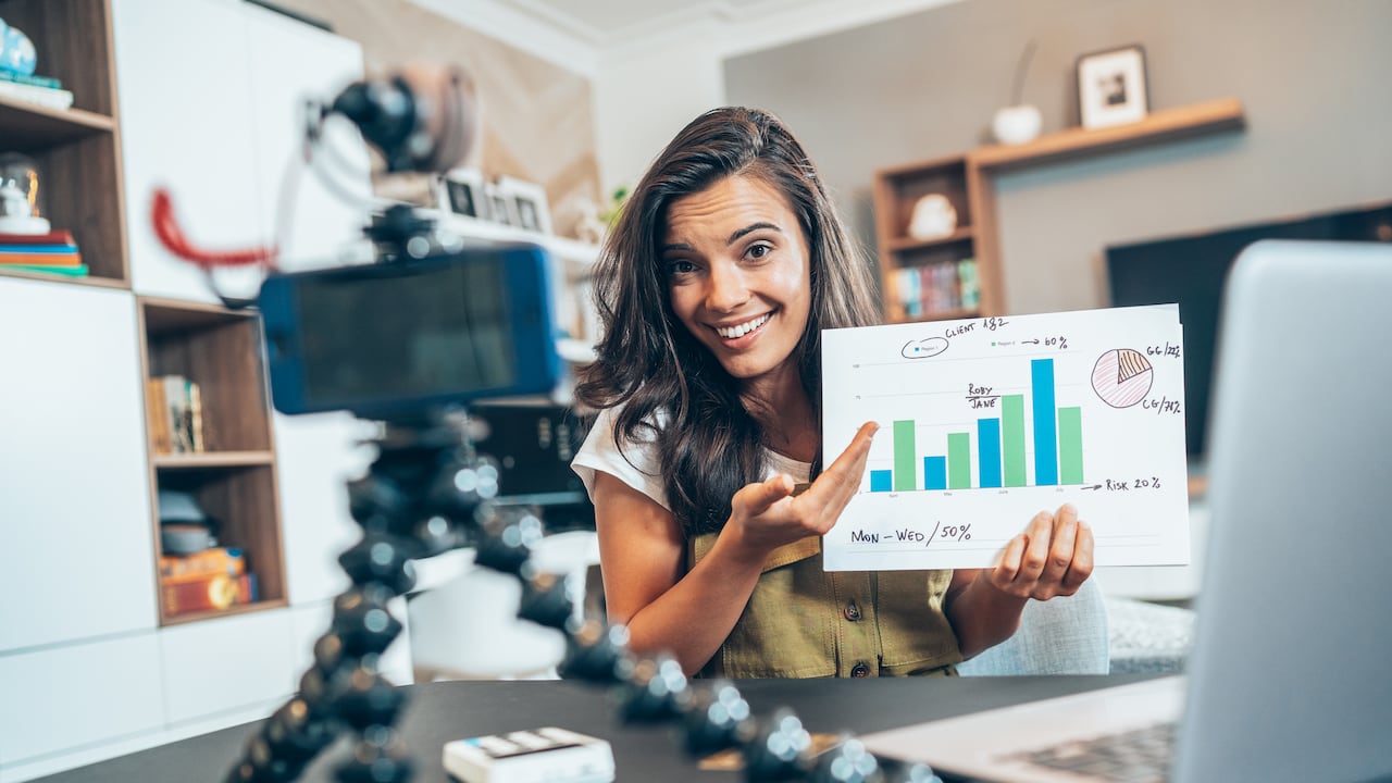 La narrativa que construyen algunos finfluencers hace que muchas personas les entreguen su dinero. (Imagen de referencia).