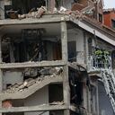 Los bomberos trabajan en un edificio dañado en la calle Toledo tras una explosión en el centro de Madrid, España, el miércoles 20 de enero de 2021. Una fuerte explosión de origen desconocido destruyó parcialmente un edificio de seis pisos flanqueado por una escuela y un Residencia de ancianos en el centro de la capital de España, Madrid. Foto: AP / Andrea Comas.