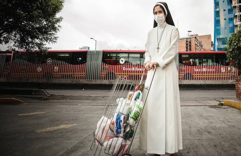 Jasbleidi Carolina Guevara Velasco es una santandereana que lleva diez años de vocación a una comunidad religiosa. Sirve para un hogar geriátrico donde cuida de seis abuelitos. En este día salió a comprar víveres que hacían falta. Foto: Karen Salamanca / SEMANA.