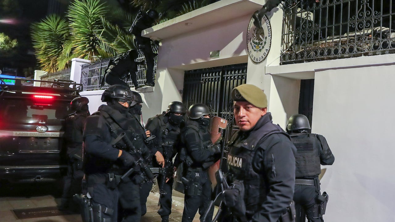 La policía ecuatoriana irrumpe en la embajada de México en Quito, Ecuador, el viernes 5 de abril de 2024. (AP Foto/David Bustillos)