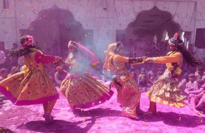 Los artistas indios vestidos como Lord Krishna y Radha realizan bailes folclóricos tradicionales. Cuenta la leyenda que Krishna estaba enamorado de Radha, pero sentía celos por su piel blanca. Por esto, decidió pintar a su amada con colores oscuros. FOTO:  NARINDER NANU / AFP.