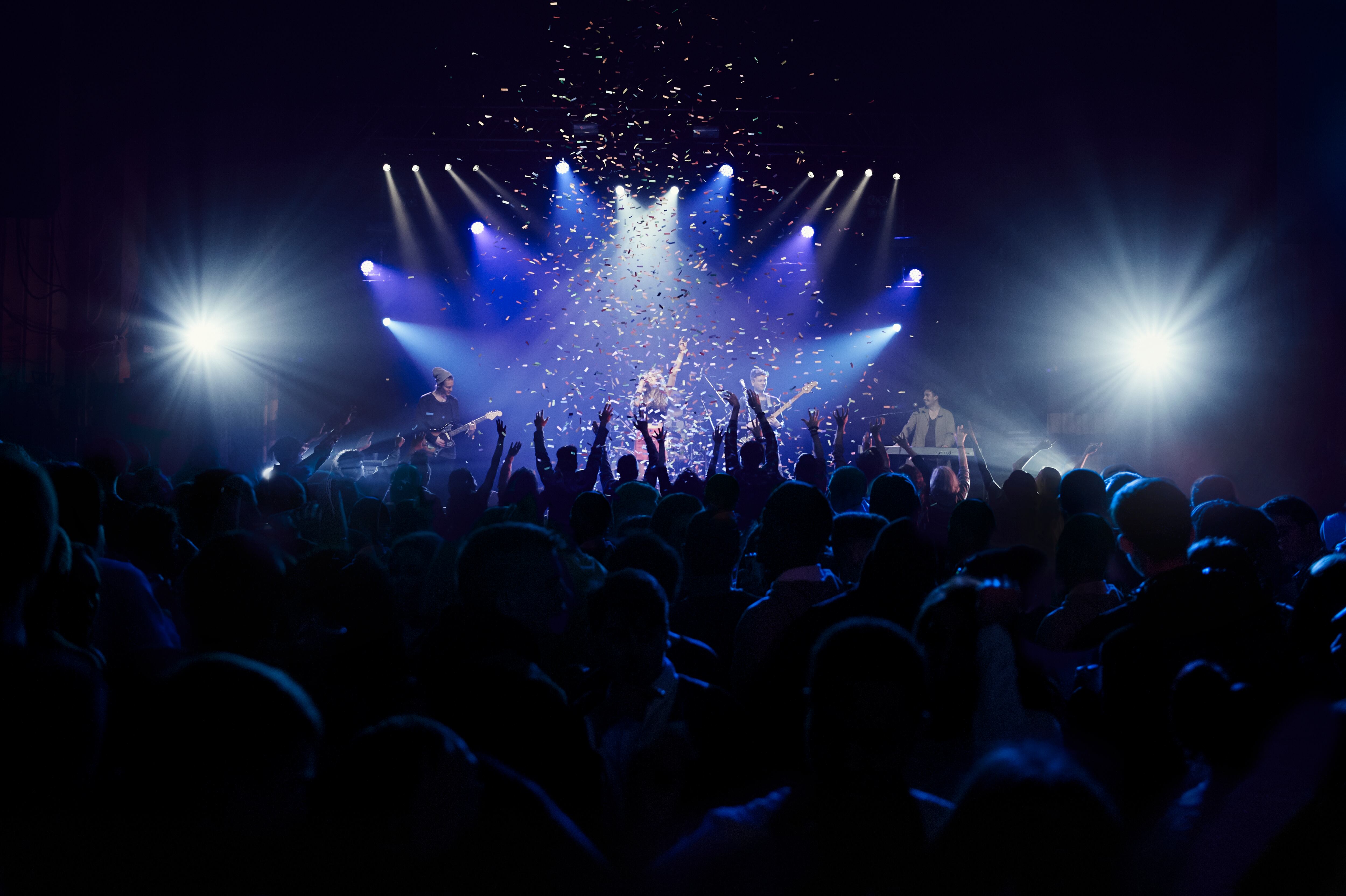 Grupo de personas disfrutando de un concierto.