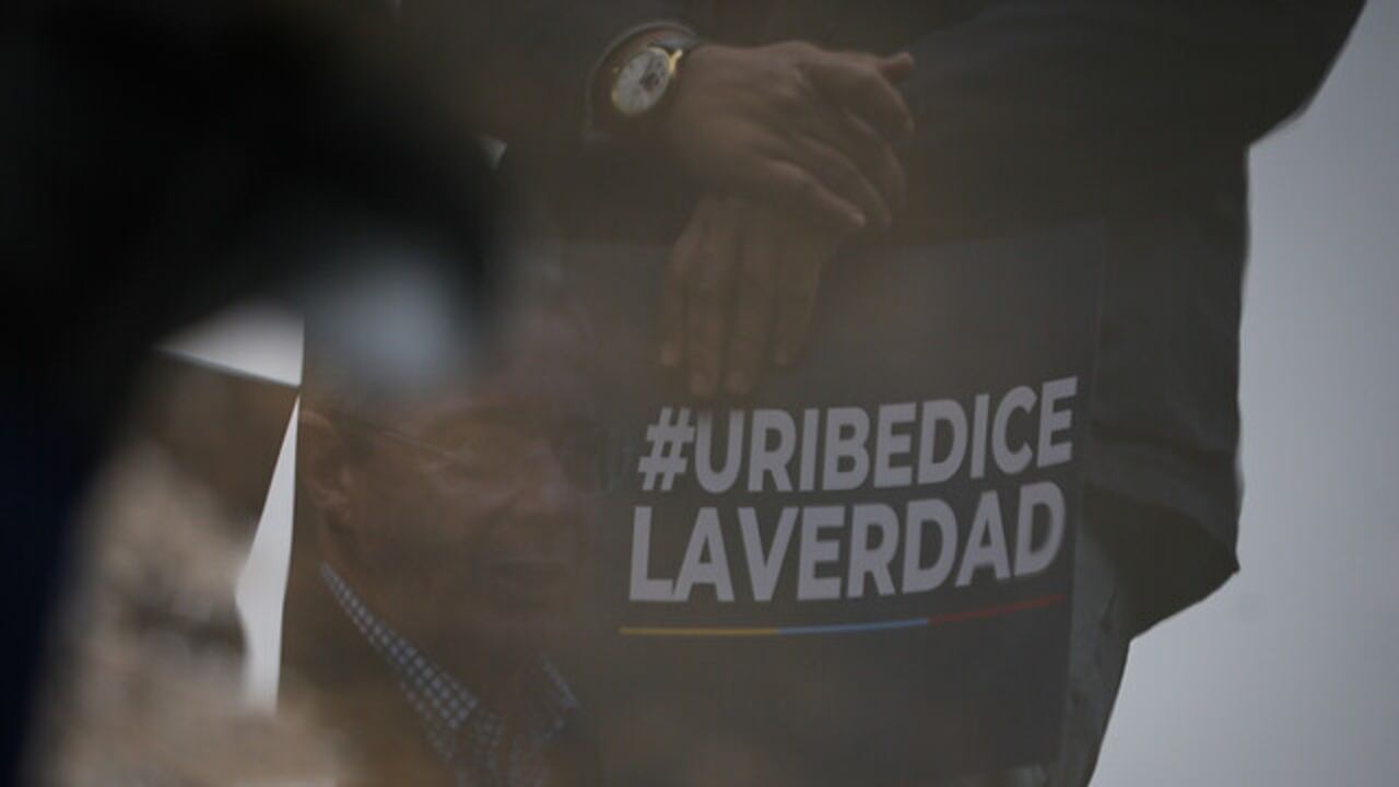 Manifestación de apoyo al expresidente Álvaro Uribe Vélez en los juzgados de Paloquemao.