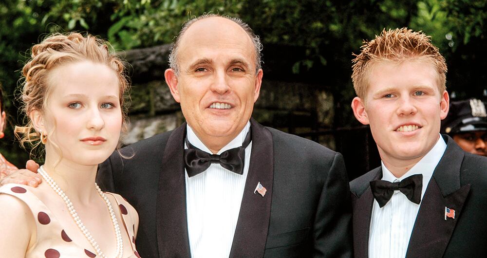 En 2003, con su padre, Rudy Giuliani, con quien hoy no se habla, y su hermano, Andrew Giuliani, ex asistente especial de Donald Trump. A la derecha, los dos millonarios en la Casa Blanca en 2016.