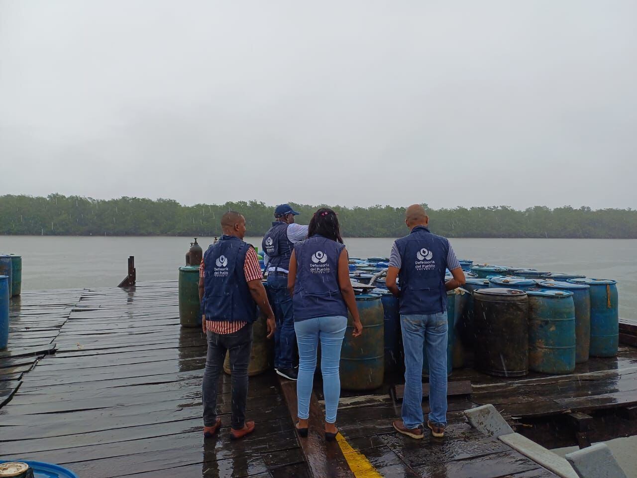 No hay combustible para las embarcaciones, lo que se convierte en un riesgo humanitario para las familias, pues la única vía de acceso es por mar y ríos.