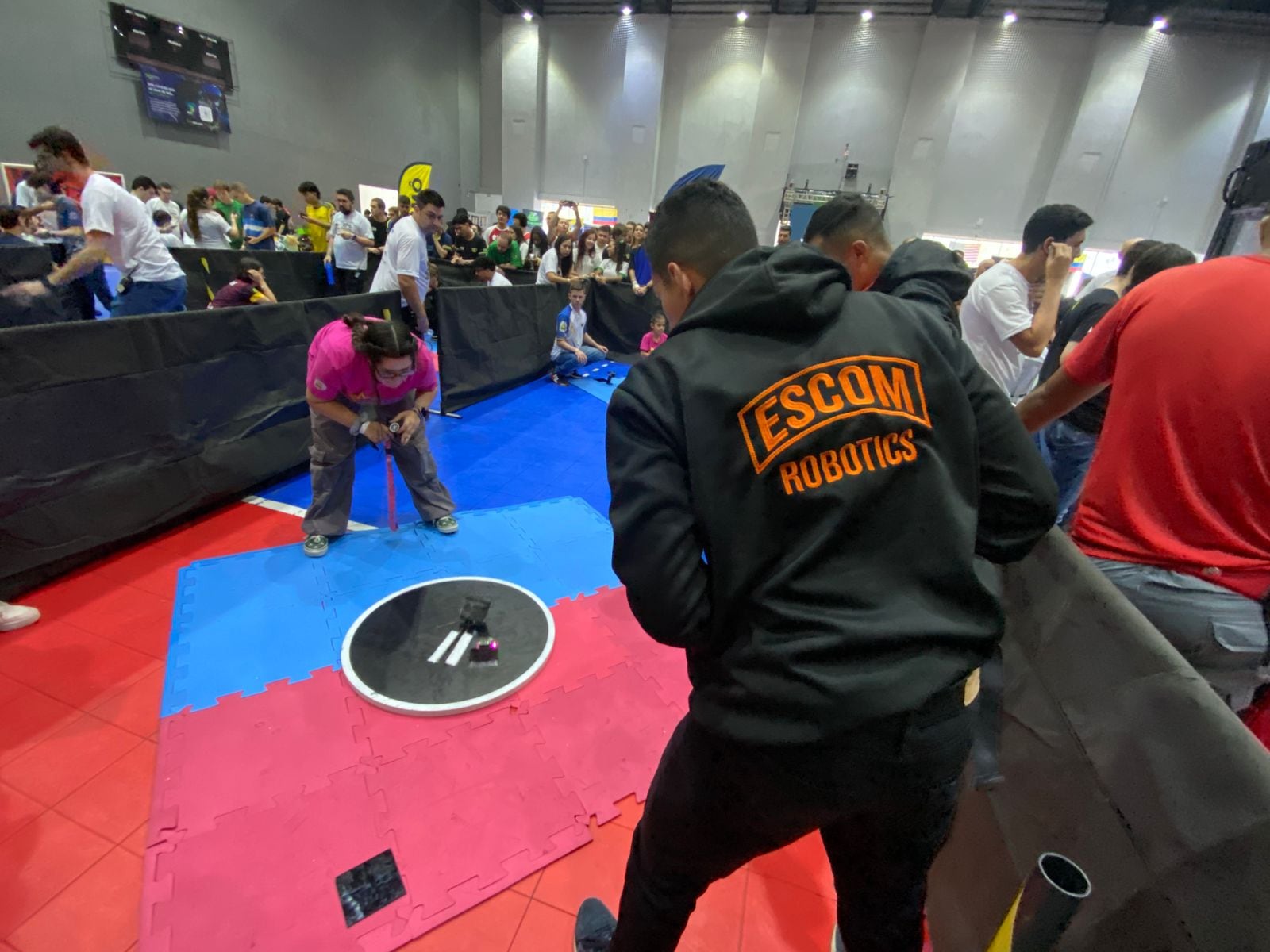 Cada detalle cuenta en el certamen, donde peso, código y rendimiento definen el éxito de los robots.