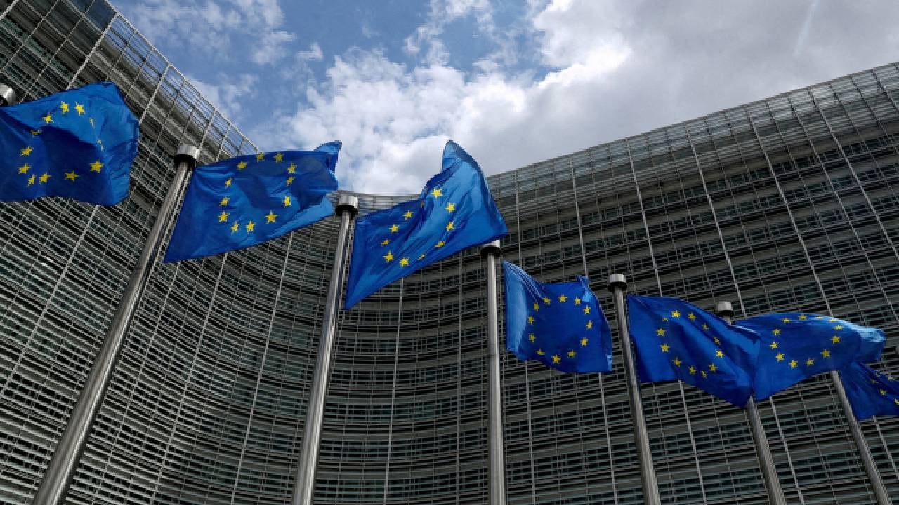 Las banderas de la Unión Europea ondean frente a la sede de la Comisión Europea en Bruselas.