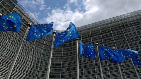 Las banderas de la Unión Europea ondean frente a la sede de la Comisión Europea en Bruselas.