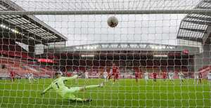 Mohamed Salah anota un gol de tiro penal en la victoria de su equipo ante el Leeds en el inicio de una nueva temporada de la Liga Premier.