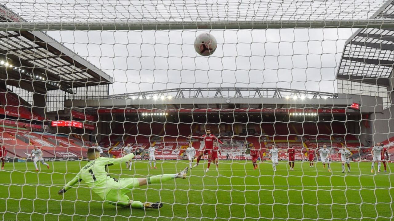 Mohamed Salah anota un gol de tiro penal en la victoria de su equipo ante el Leeds en el inicio de una nueva temporada de la Liga Premier.