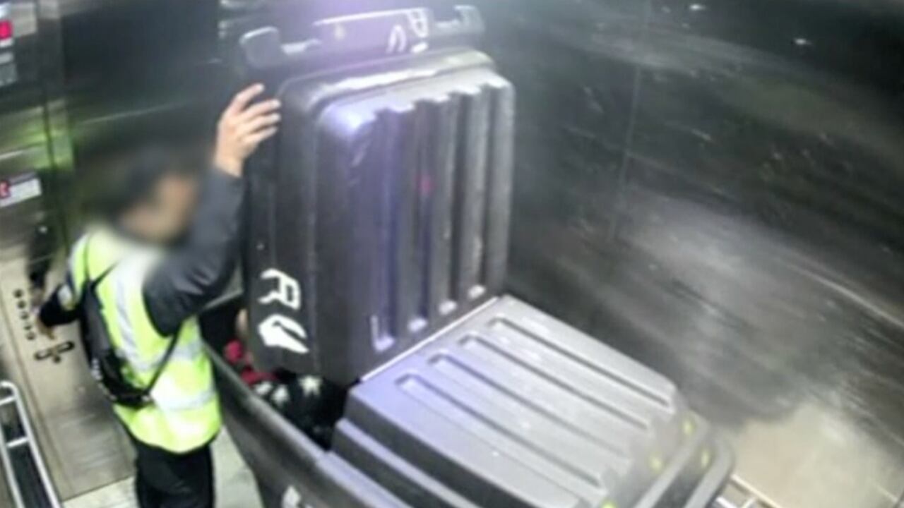 Momento, según la Policía, donde uno de los migrantes le paga los 2.000 dólares al operador de aseo.