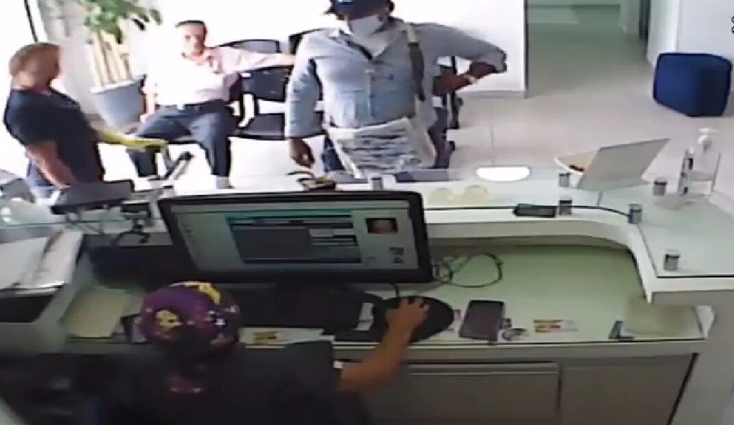 El ladrón tenía puesta una gorra y un tapabocas para ocultar su rostro.