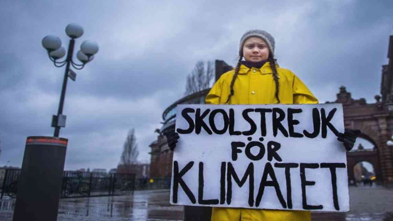 Greta Thunberg, les dijo a los diputados franceses que si no quieren escuchar a los niños, escuchen a la ciencia. Foto: AFP