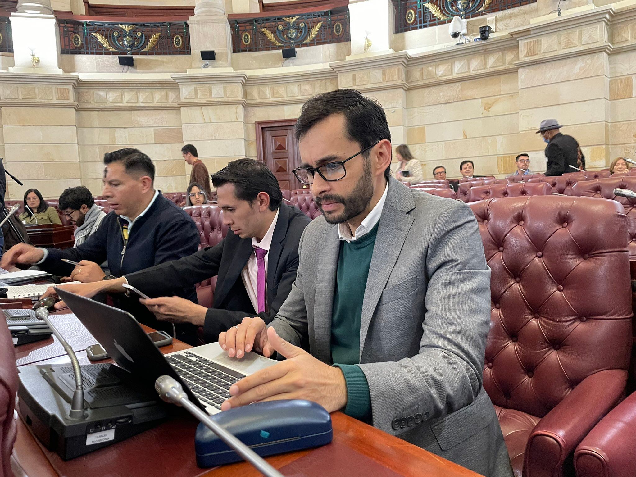El representante se encuentra en el aeropuerto de Caracas.
