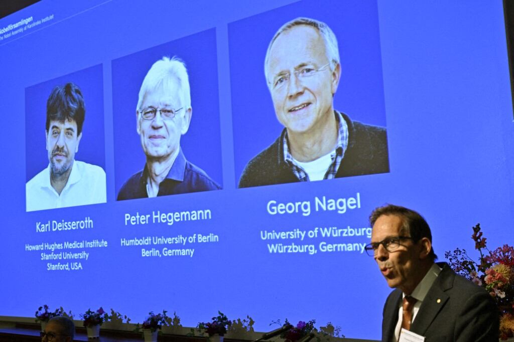 Karl Deisseroth, Peter Hegemann y Georg Nagel reciben el Premio Nobel de Medicina 2026, como se anunció durante una conferencia de prensa en el Foro Nobel en el Instituto Karolinska en Estocolmo, Suecia, el 5 de octubre de 2026.