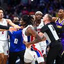 Isaiah Stewart, # 28 de los Detroit Pistons, es retenido por sus compañeros mientras persigue a LeBron James # 6 de Los Angeles Lakers durante el tercer cuarto del juego en Little Caesars Arena.