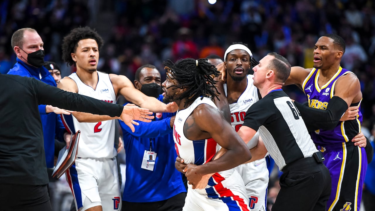 Isaiah Stewart, de los Detroit Pistons, es retenido por sus compañeros mientras persigue a LeBron James de Los Angeles Lakers durante el tercer cuarto del juego en Little Caesars Arena.